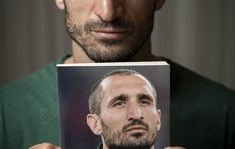 莱万多夫斯基在湖人比赛中重要助攻，出色防守引发热议！比赛高潮迭起的简单介绍-九游体育APP